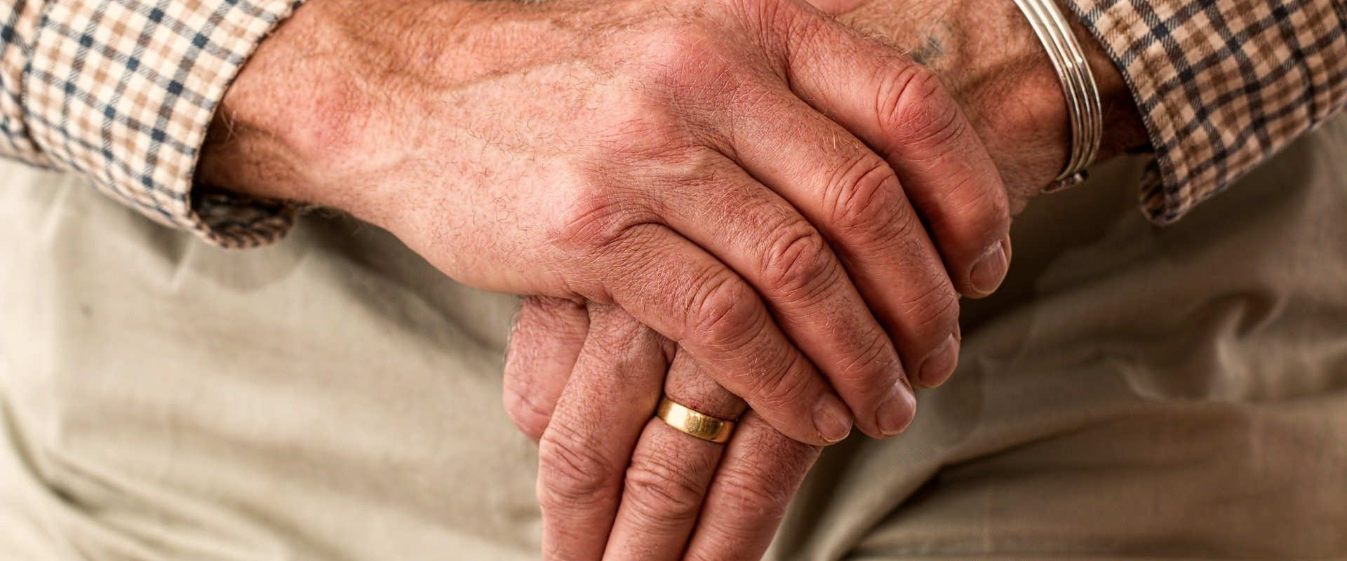 elderly-981400_1920.jpg